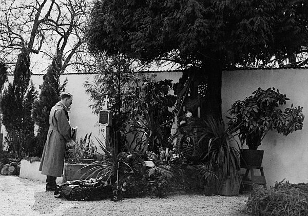 Hitler at the grave of his parents, 1938