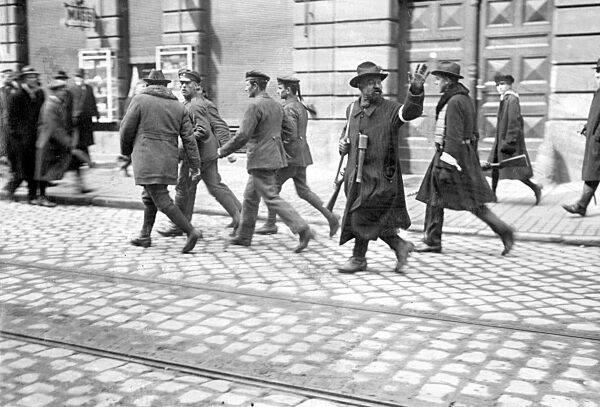 Transporting captured Bavarian Soviet Republic supporters in Munich, 1919