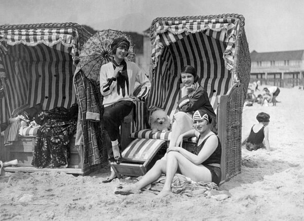 Elisabeth Pinagreff, Agnes Esterhazy and Hanna Weiss in a beach chair, 1927
