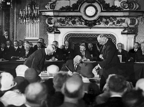 Frank B. Kellogg signs the Kellogg-Briand Pact, 1928