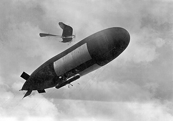 Flugzeug und Lenkballon, 1911