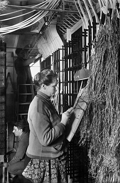 Kabelmontage in einem Fernsprechamt, 1929