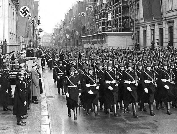 Parade der 'Leibstandarte-SS Adolf Hitler
