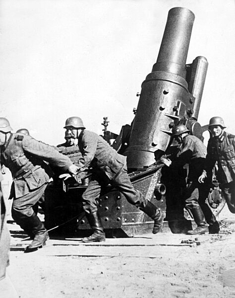 Deutscher Mörser beschießt Befestigungen von Warschau, 1939