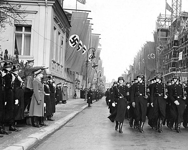 Parade der Leibstandarte vor Hitler zum Jahrestag der Machtergreifung