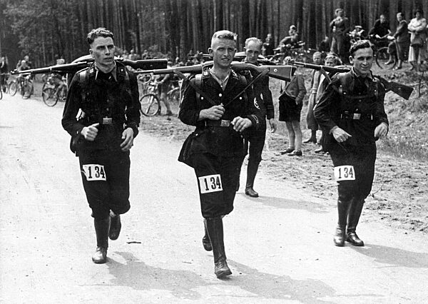 SS-Männer bei einer Leistungsprüfung, 1938