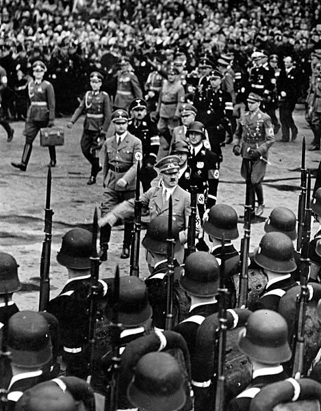 Adolf Hitler mit Soldaten der SS-Leibstandarte auf dem Reichsparteitag, 1938