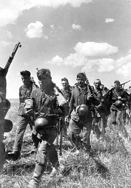 Deutsche Infanterie marschiert an die Front, 1943