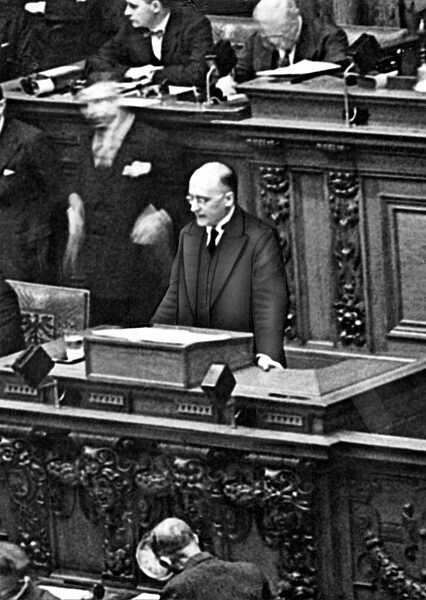 Reichskanzler Brüning im Reichstag, 1930