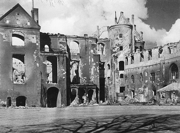 Destroyed castle in Koenigsberg, 1944
