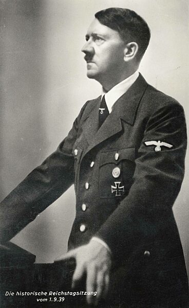 Adolf Hitler am Rednerpult während der Reichstagssitzung vom 1.9.1939