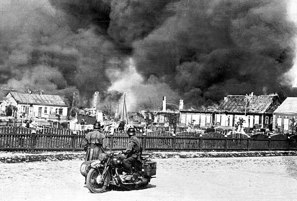 Deutsche Kradfahrer beobachten Rauchwolken über Orel, 1943
