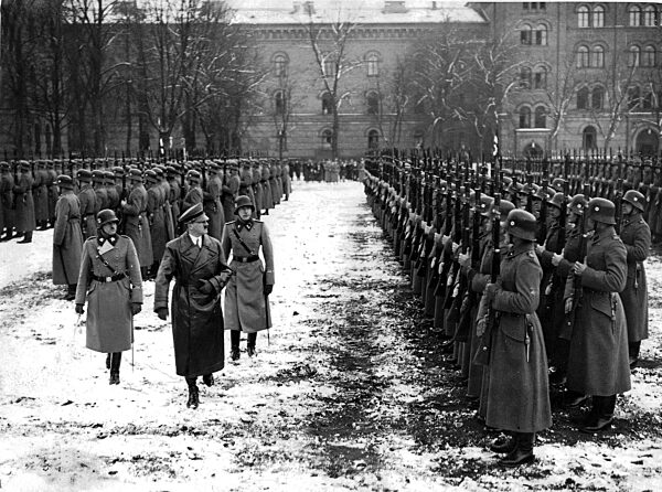 Adolf Hitler inspiziert mit Dietrich die "Leibstandarte'