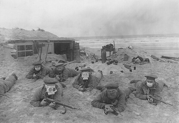 Deutsche Soldaten in Flandern während eines Gasalarms, 1916