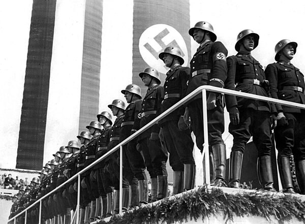 Soldaten der "Leibstandarte" auf einer Rednertribüne