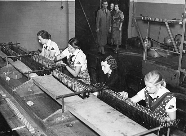 Women in the armament industry, 1940