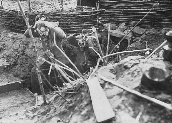 Deutsche Soldaten bei Gasalarm, 1917