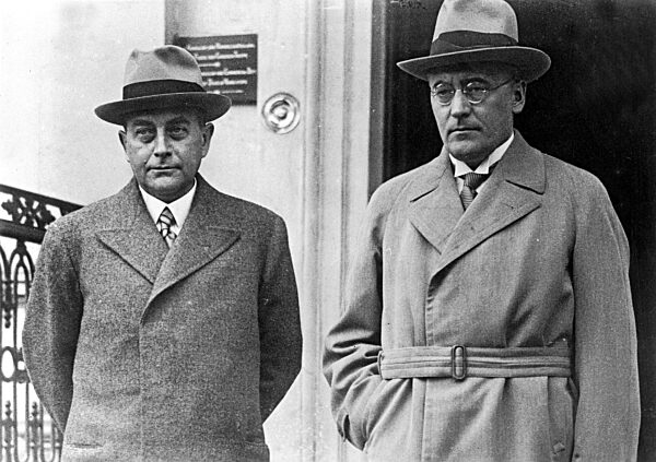 Julius Curtius und Heinrich Brüning vor der Deutschen Botschaft