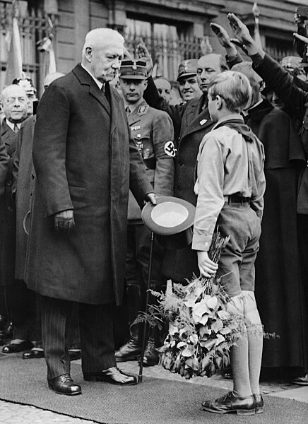 Harald Quandt überreicht Reichspräsident von Hindenburg einen Blumenstrauß