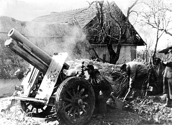 German infantry guns at Gran-Brueckenkopf 1945