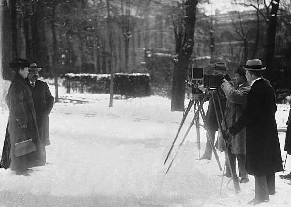 Friedrich Ebert und seine Frau Louise mit Fotografen, 1919