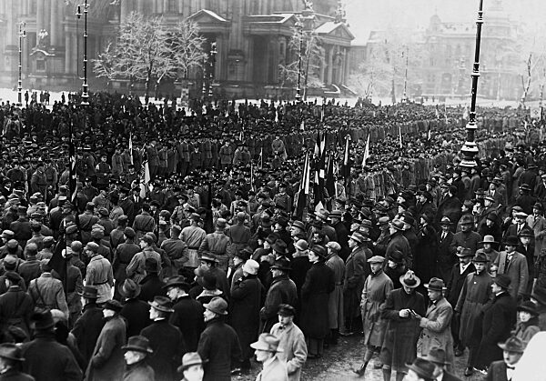 Demonstration against the signing of the Locarno Treaties in the Berlin Lustgarten, 1925