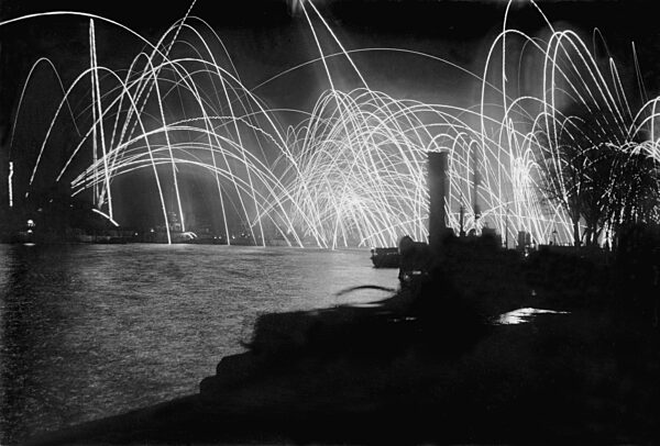 Feuerwerk der deutschen Hochseeflotte in Wilhelmshaven nach Ausrufung der Republik, 1918