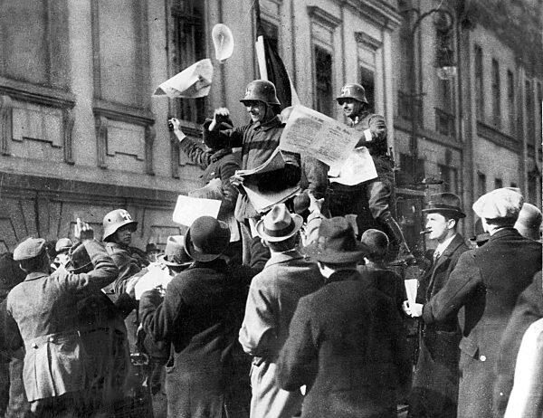 Kapp soldiers distribute leaflets in Berlin