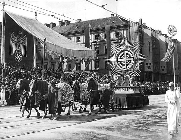 Festzug am Tag der Deutschen Kunst auf dem Odeonsplatz in München