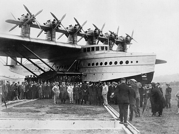 Passagiere und Besatzung vor einer Dornier Do X, 1929