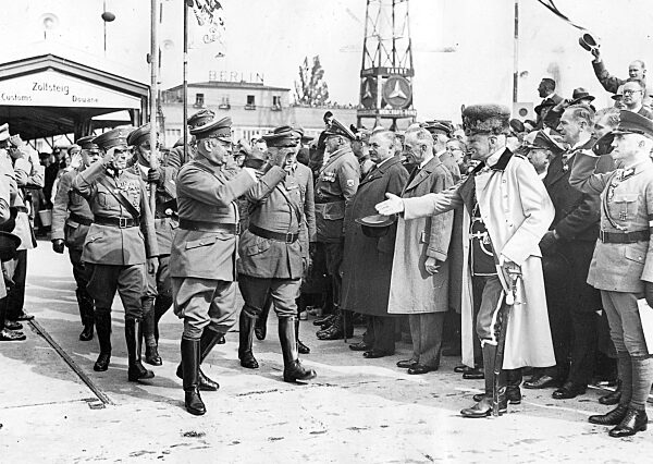 Stahlhelm rally 1932 - Seldte and Duesterberg greet Mackensen