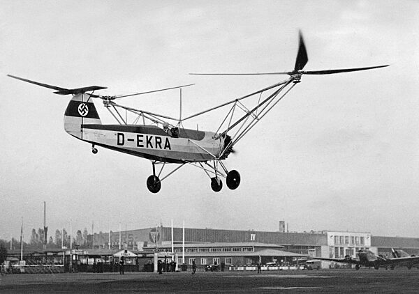 Hanna Reitsch bei einem Rekordflug mit dem Hubschrauber, 1937