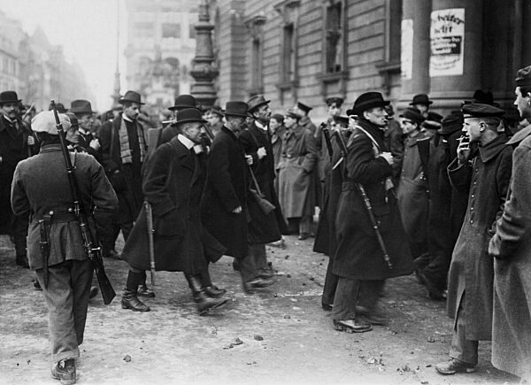 Bewaffnete Zivilisten währen der Meuterei der Volksmarinedivision am Berliner Schloßplatz, 1918
