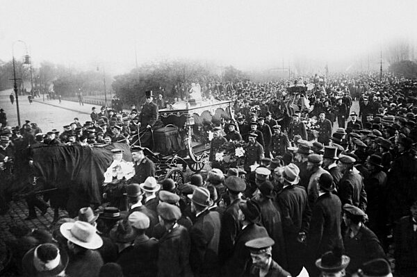 Beerdigung der während der Meuterei gefallen Matrosen in Kiel, 1918