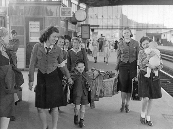BDM-Mädel mit Mutter und Kind auf einem Berliner Bahnhof, 1943