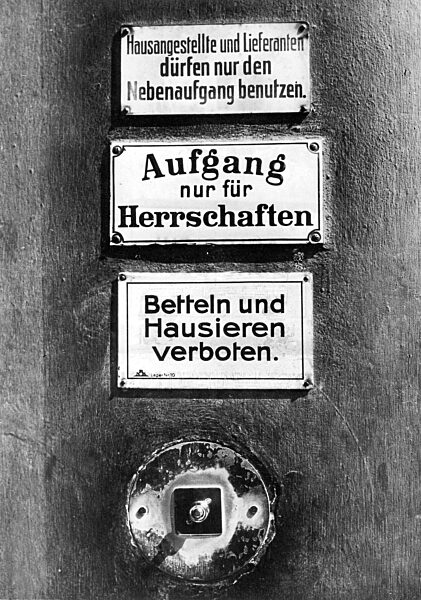 Klingel und Schilder an einer Haustür in Berlin, um 1900