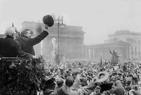 Friederich Ebert, Adolf Wermuth und Arnold Lequis begrüßen dieTruppen in Berlin, 1918