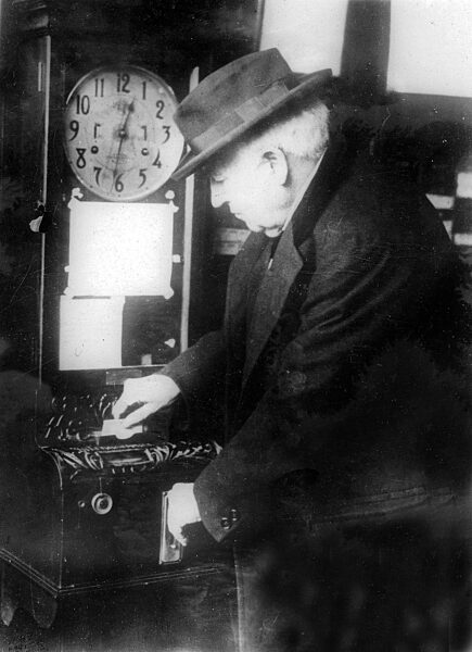 Henry Ford welcomes Thomas Alva Edison.