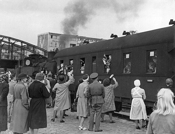 Eltern verabschieden ihre Kinder auf einem Berliner Bahnhof, 1943