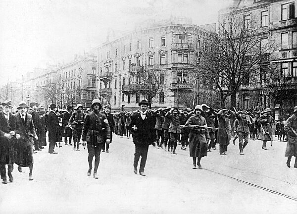 Government troops lead followers of the Bavarian Soviet Republic away, 1919