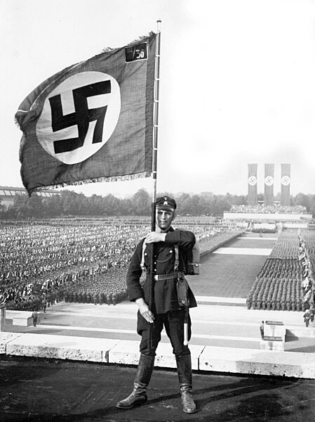 SS-Fahnenträger auf dem Reichsparteitag, 1933