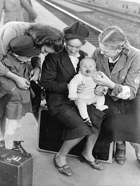 BDM-Mädel betreuen Mutter und Kind auf einem Berliner Bahnhof, 1943