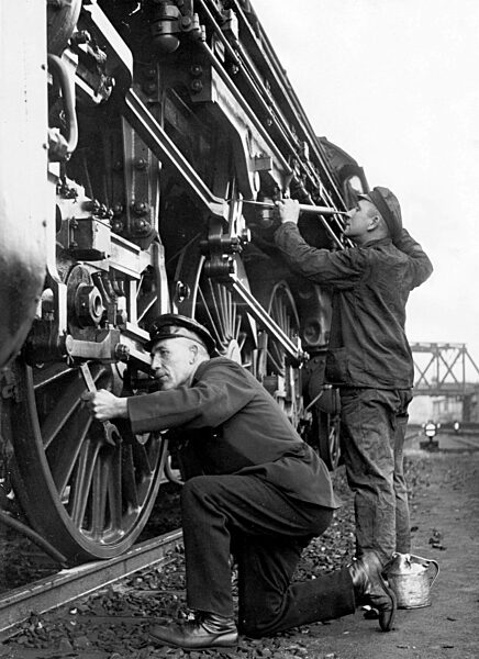 Maintenance of a steam locomotive, 1936