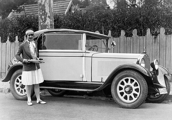 Cilly Aussem vor ihrem Mercedes-Benz Cabriolet, 1928