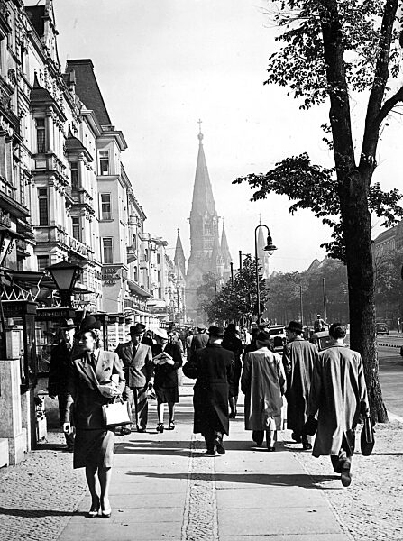 Passanten auf dem Kurfürstendamm, 1941
