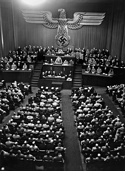 Rede von Adolf Hitler auf einer Reichstagssitzung in der Krolloper, 1937