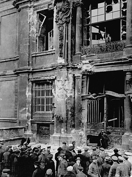 Portal des Berliner Schlosses nach dem Beschuß durch Regierungstruppen, 1918