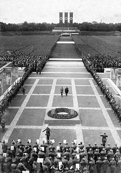 Adolf Hitler und Röhm bei der Totenehrung auf dem Reichsparteitag, 1933