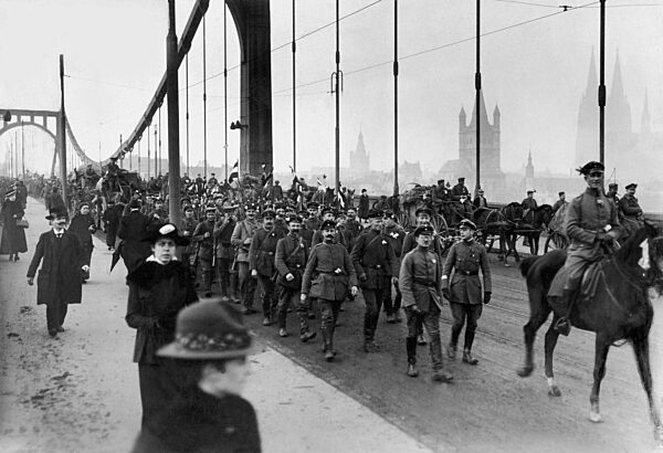 Heimkehrende Soldaten überqueren den Rhein bei Köln, 1918