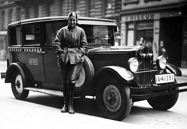 Weibliche Taxifahrerin, 1931